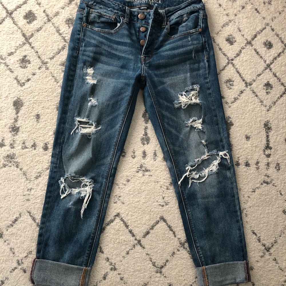 American Eagle distressed tomgirl jeans